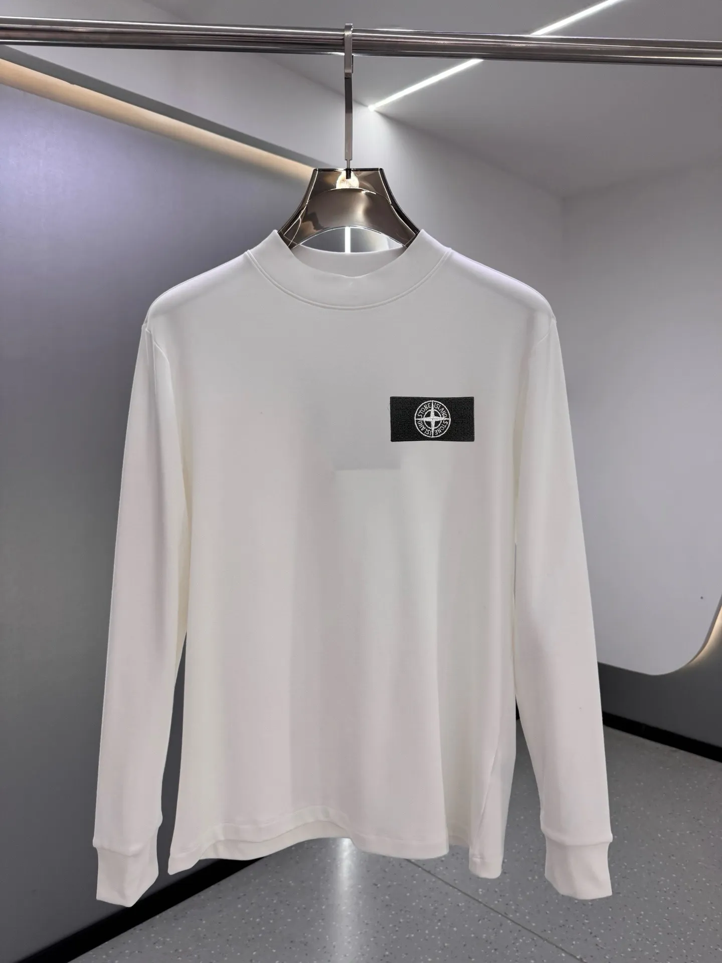 P220 Stone Island 2025 autumn and winter men's latest trade order mid-collar bottoming shirt, in full condition! ! Designed with logo embroidery! Customized 100% pure cotton fabric! Weighing 330g, the upper body is comfortable and breathable, not stiff, and has a rich three-dimensional feel overall. It is a quality export order that meets the simple needs of commuters. The upper body effect is very good, slimming, and not picky about the figure. The fabric workmanship is impeccable. Black White Size: XS-2XL